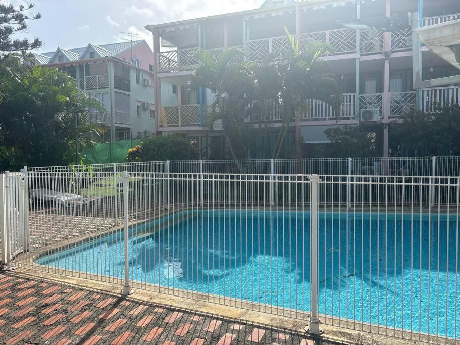 Appartement Piscine Proche Plage Sainte-Anne Esterno foto